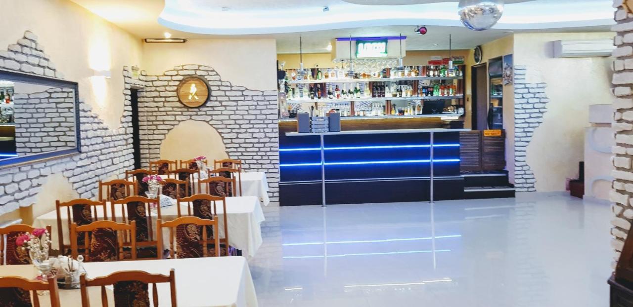 Willa-Restauracja Victoria Ostrowiec Świętokrzyski 외부 사진
