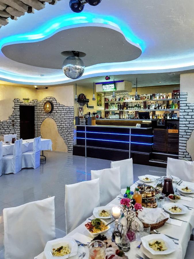 Willa-Restauracja Victoria Ostrowiec Świętokrzyski 외부 사진