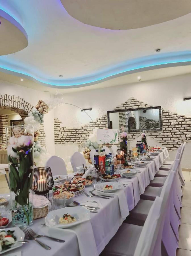 Willa-Restauracja Victoria Ostrowiec Świętokrzyski 외부 사진
